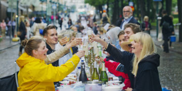 På Helsingforsdagen får stadsborna äta middag tillsammans och njuta av stadsdelskonserter på olika håll i Helsingfors￼