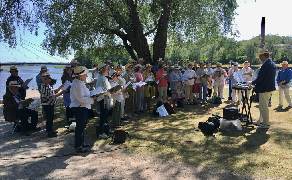 Sing-along on Kuninkaankartanonsaari with Gamelikören choir