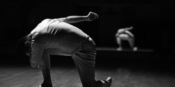 Workshop med rörelseimprovisationer och öppen repetition av föreställningen Kasvu