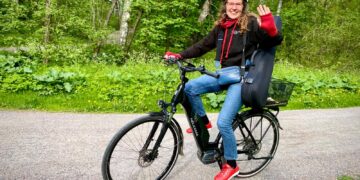 Pyöräilevä barokkimuusikko Helsinki-päivässä (Kauppakeskus Kaari)